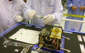 تظهر الصورة خطوة في تركيب واختبار أحد أجهزة راديو إلكترا، داخل غرفة معقمة في مؤسسة Thales Alenia Space في مدينة كان الفرنسية، في يونيو 2014